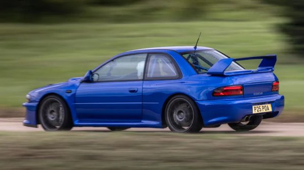 Гърленият звук на четирицилиндровия боксер двигател е сред най-разпознаваемите в индустрията. През последните години той се носи от Toyota GT86 и Porsche 718, но автомобилът, който съзнанието ви със сигурност рисува &ndash; всеки път, когато го чуете &ndash; е Subaru Impreza, задвижвано от двигател от серията EJ.

За предпочитане е напълно заводско оригинално Turbo от 90-те или рали моделът 22B, а реставрираният и модифициран Prodrive P25 с неговите 456 к.с. е най-необузданият от всички.
